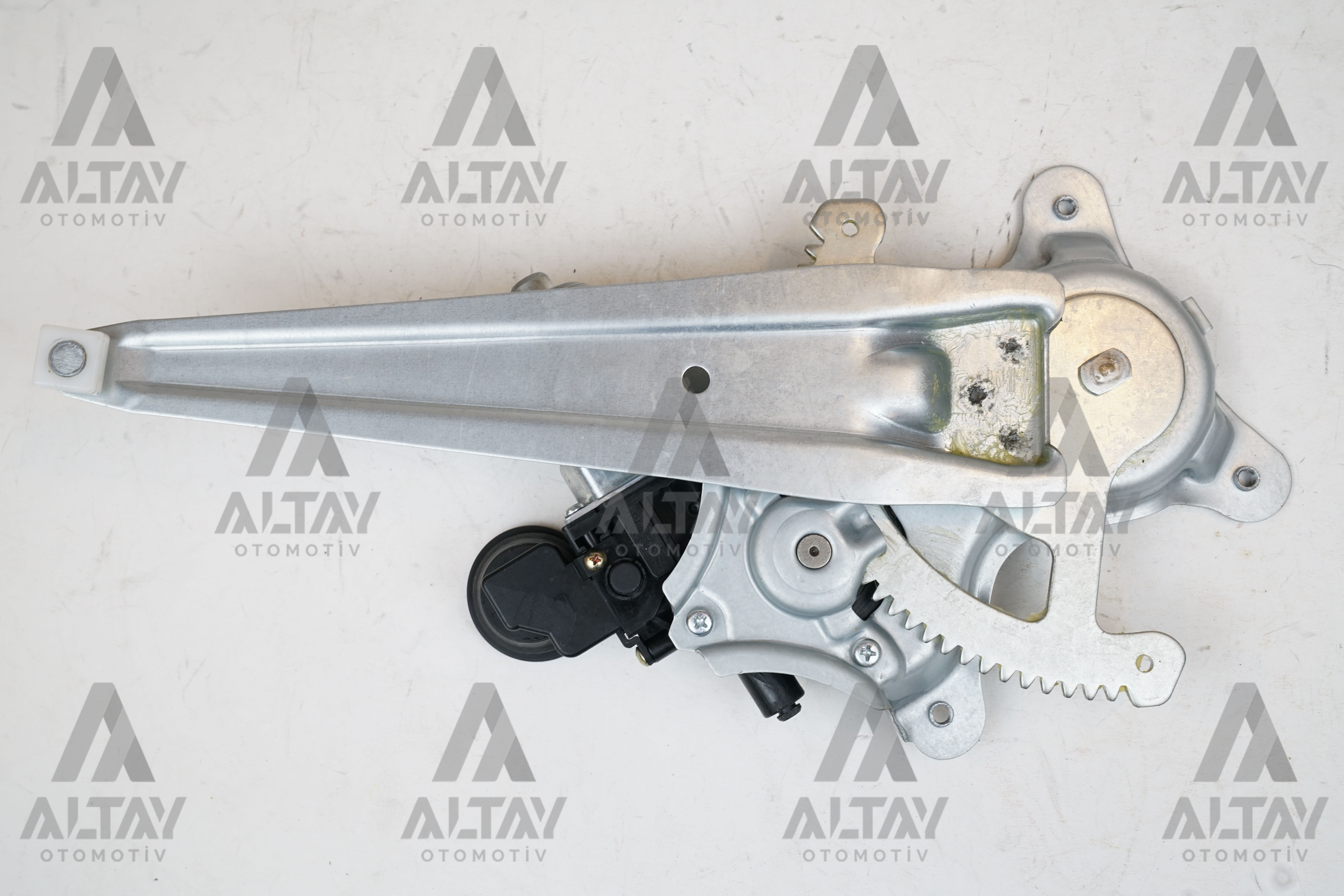 Toyota RAV4 Sağ Arka Cam Krikosu